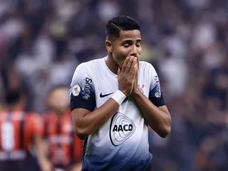 Câmera flagra Wesley incomodado ao sair no Corinthians