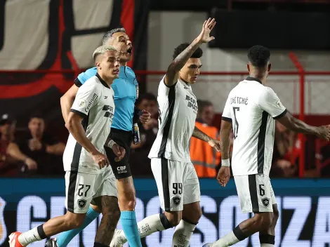 Botafogo goleia Atlético-GO e assume liderança do Brasileirão