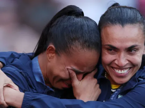 Adriana comemora medalha de prata após derrota na final