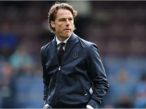 Treinador do Burnley pede calma com filho do Ronaldinho