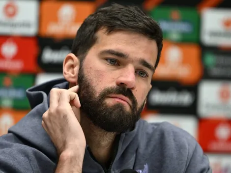 Alisson fica fora da indicação de melhor goleiro do mundo