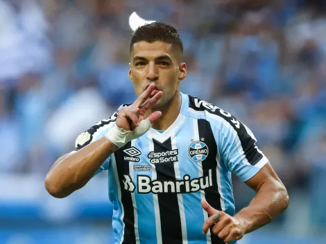 Suárez reencontra jogador do Grêmio em sua despedida da seleção uruguaia