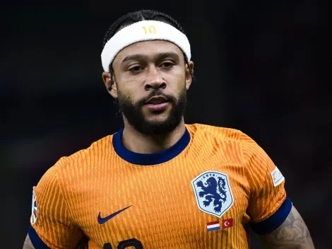 Depay é visto nas tribunas em jogo da Holanda antes de assinar com o SCCP