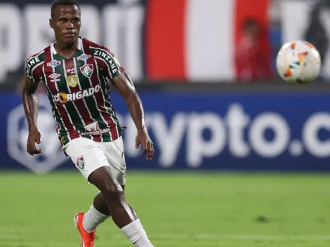 Jhon Arias volta à campo pelo Fluminense neste domingo (15)