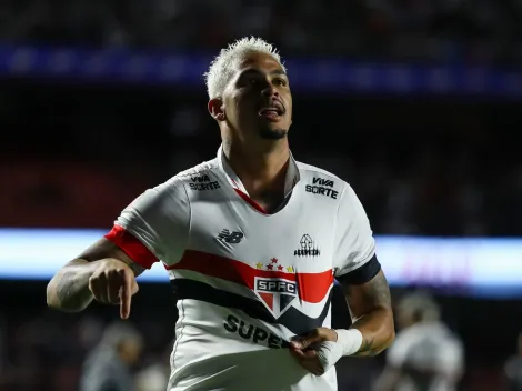 Luciano é ovacionado pela torcida do São Paulo após vitória