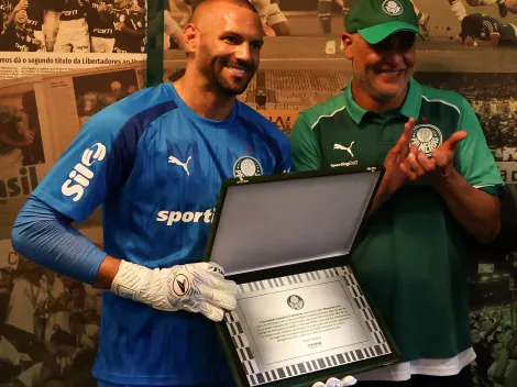 Weverton recebe homenagem de Marcos após 400 jogos pelo Palmeiras