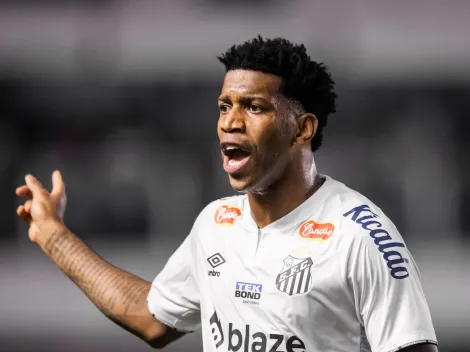 Gil chama atenção em retorno como titular