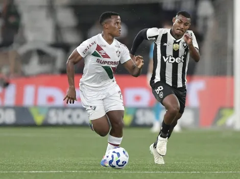 Jhon Arias fica na bronca com possível pênalti sofrido