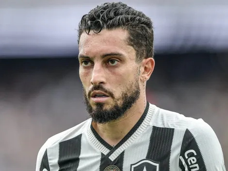 Alex Telles destaca união do elenco do Botafogo e conversa com Igor Jesus