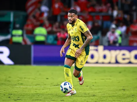 Reinaldo ‘provoca’ torcida do São Paulo com beijo na bandeira após gol pelo Mirassol