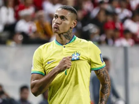 Vasco presenteia Richarlison com camisa e kit oficial