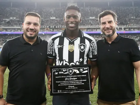 Luiz Henrique recebe homenagem do Botafogo