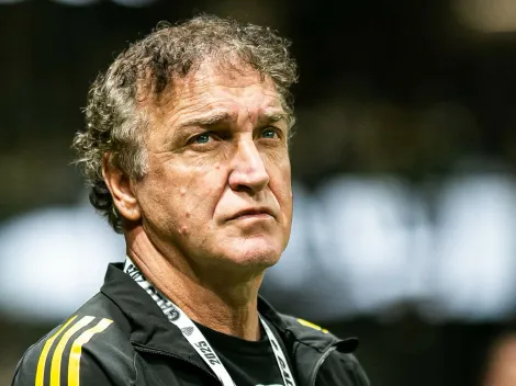 Cuca comenta sobre a possibilidade de escalar três zagueiros
