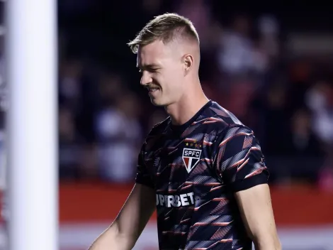 Crespo dá suporte a Young após falha pelo São Paulo