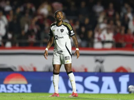 Júnior Santos, do Atlético-MG, exibe presente dado por Neymar