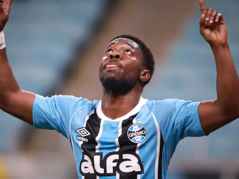 Torcida do Grêmio enaltece Amuzu após atacante decidir