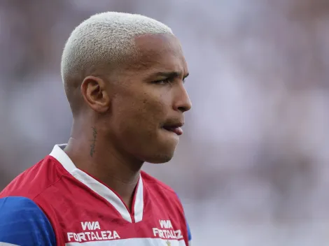 Deyverson derruba preparador físico do SPFC fora de campo