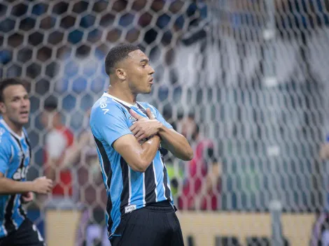 Carlos Vinícius iguala marca de Jardel no Grêmio e encanta Mano Menezes