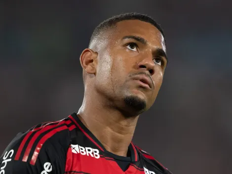 Samuel Lino é visto elogiando defesa de Everson em confronto