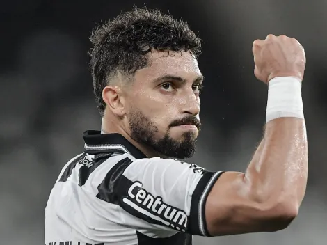 Alex Telles destaca reação do Botafogo e lamenta início abaixo da equipe