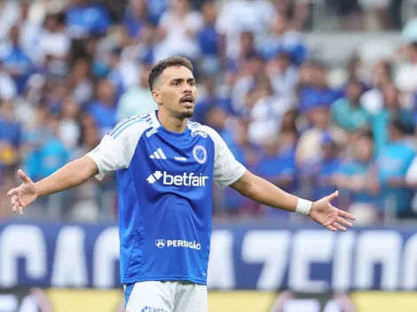 Eduardo é alvo da torcida durante Santos x Cruzeiro pelo Brasileirão