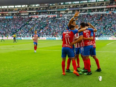 Alan Pulido acerca a Chivas con un penal