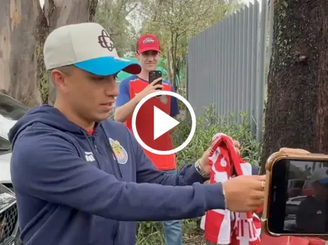 VIDEO: El detalle de Fernando Beltrán con una aficionada de Chivas