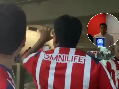 Afición de Chivas estalló contra dos directivos