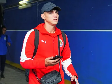 Esto hace Alan Pulido mientras sigue borrado en Chivas