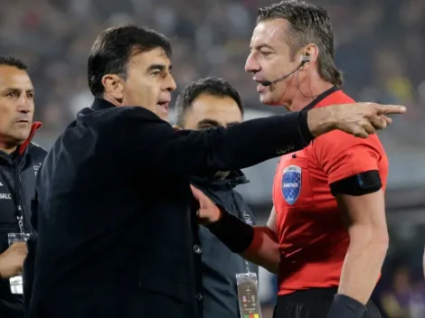 Gustavo Quinteros sacado con sus jugadores y el árbitro en el duelo ante Boca