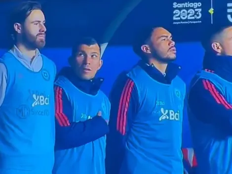 La mirada de Gary Medel para ver si Ben Brereton estaba cantando el himno
