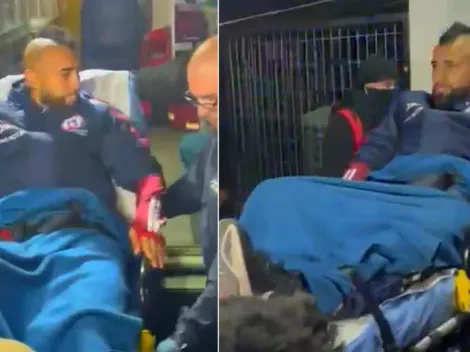 Vidal sale en camilla y en ambulancia desde el Estadio Monumental