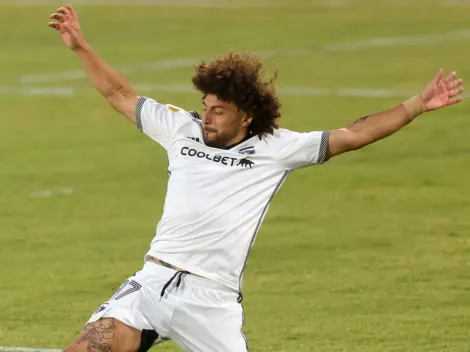 ¡Casi lo deja K.O! Maximiliano Falcón protagonizó el "blooper" de la Supercopa con tremendo pelotazo en el rostro