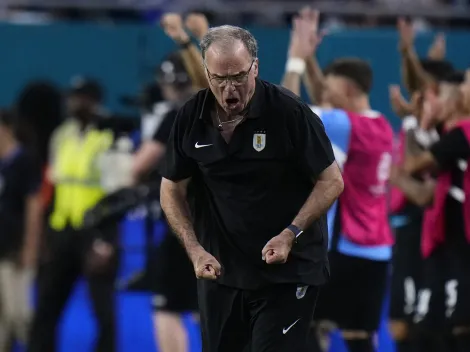 Marcelo Bielsa celebra en el debut de Uruguay
