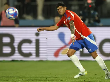 No va a Colombia: Esteban Pavez se baja del avión a Colombia por enfermedad