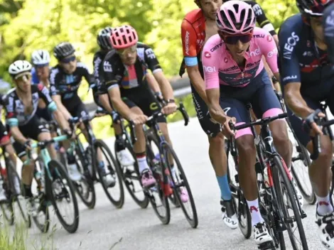 Egan Bernal sufrió en la etapa 17, perdió tiempo con Yates, pero sigue líder