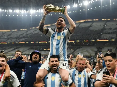 La imagen de Lionel Messi con la Copa del Mundo que es furor