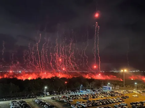 Show de los hinchas de América de Cali a las afueras del estadio del Deportivo Cali