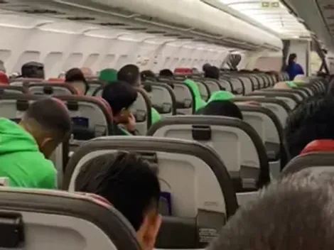Hinchas de Nacional se subieron al mismo avión de los jugadores y causaron momentos de tensión