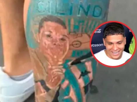 "Ese no soy yo": La graciosa reacción de Juanfer al tatuaje de un hincha