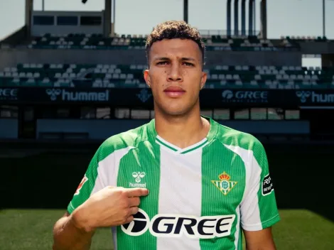 La graciosa bienvenida de Deossa en el Real Betis que le da la vuelta al mundo
