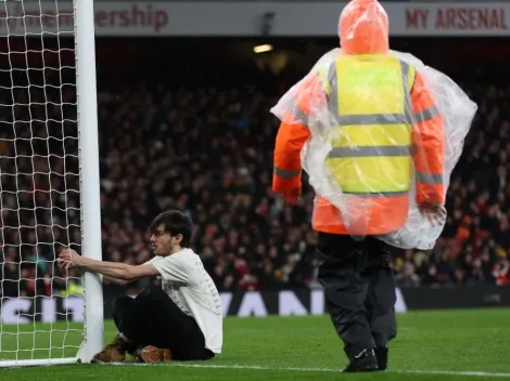 Premier League: Pitch invader handcuffs himself to goal post during Arsenal - Liverpool match