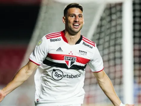 Video | Sao Paulo striker Jonathan Calleri smacks cellphone from hand of Palmeiras fan after crushing defeat