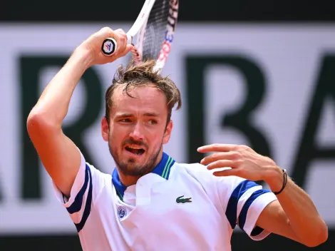 Highlights from Medvedev's loss to Zhang in the Halle Open