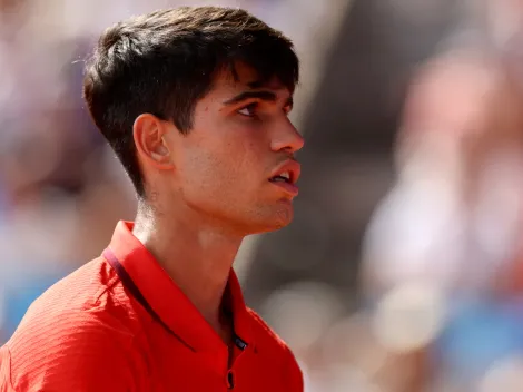 Video: Carlos Alcaraz shows surprising frustration and smashes his racket in loss to Gael Monfils