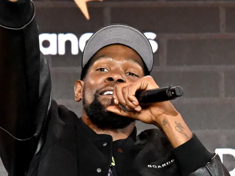 Video: Kevin Durant spotted with his agent reacting to trade from Phoenix Suns to Houston Rockets