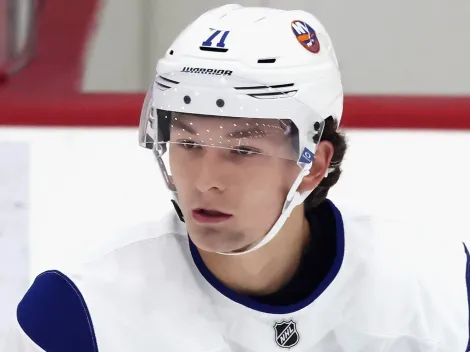 NY Islanders surprise No. 1 pick Schaefer with emotional gesture during first contract signing