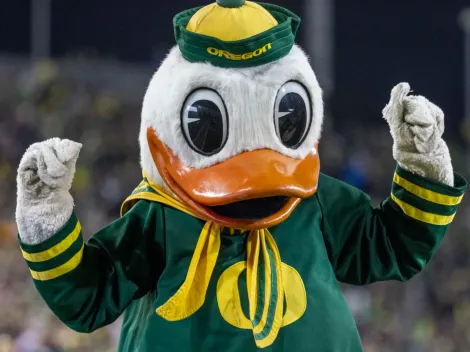 Watch: Oregon Ducks mascot loses his head, and his reaction goes viral