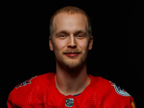 Pettersson's two-word message after Boeser re-signed with Canucks