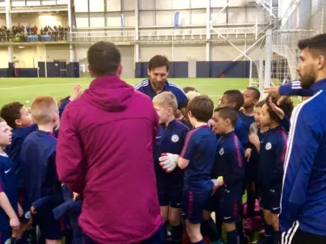 Hasta los niños le piden a Messi que se quede en las canchas del Manchester City